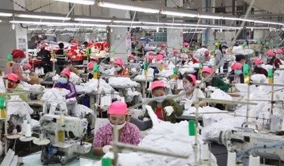 โรงงานตัดเย็บเสื้อผ้าบางแห่งในกัมพูชา ไม่คัดค้านการปรับขึ้นค่าแรงขั้นต่ำ