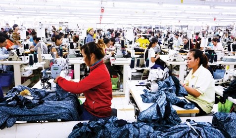 กัมพูชานำเข้าวัตถุดิบในการผลิตเสื้อผ้าแตะ 3.5 พันล้านดอลลาร์