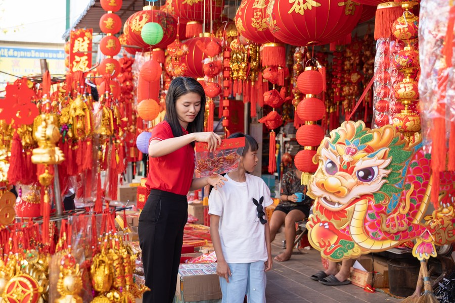 บรรยากาศเทศกาลตรุษจีนใน สปป.ลาว เริ่มคึกคัก