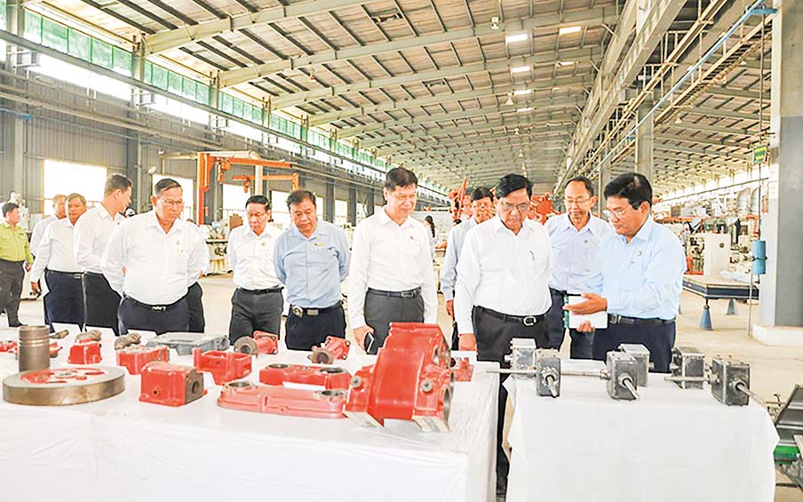 รัฐมนตรีกระทรวงอุตสาหกรรมตรวจสอบโรงงานเครื่องจักรกลการเกษตร Myanma ในเมือง Kyaukse